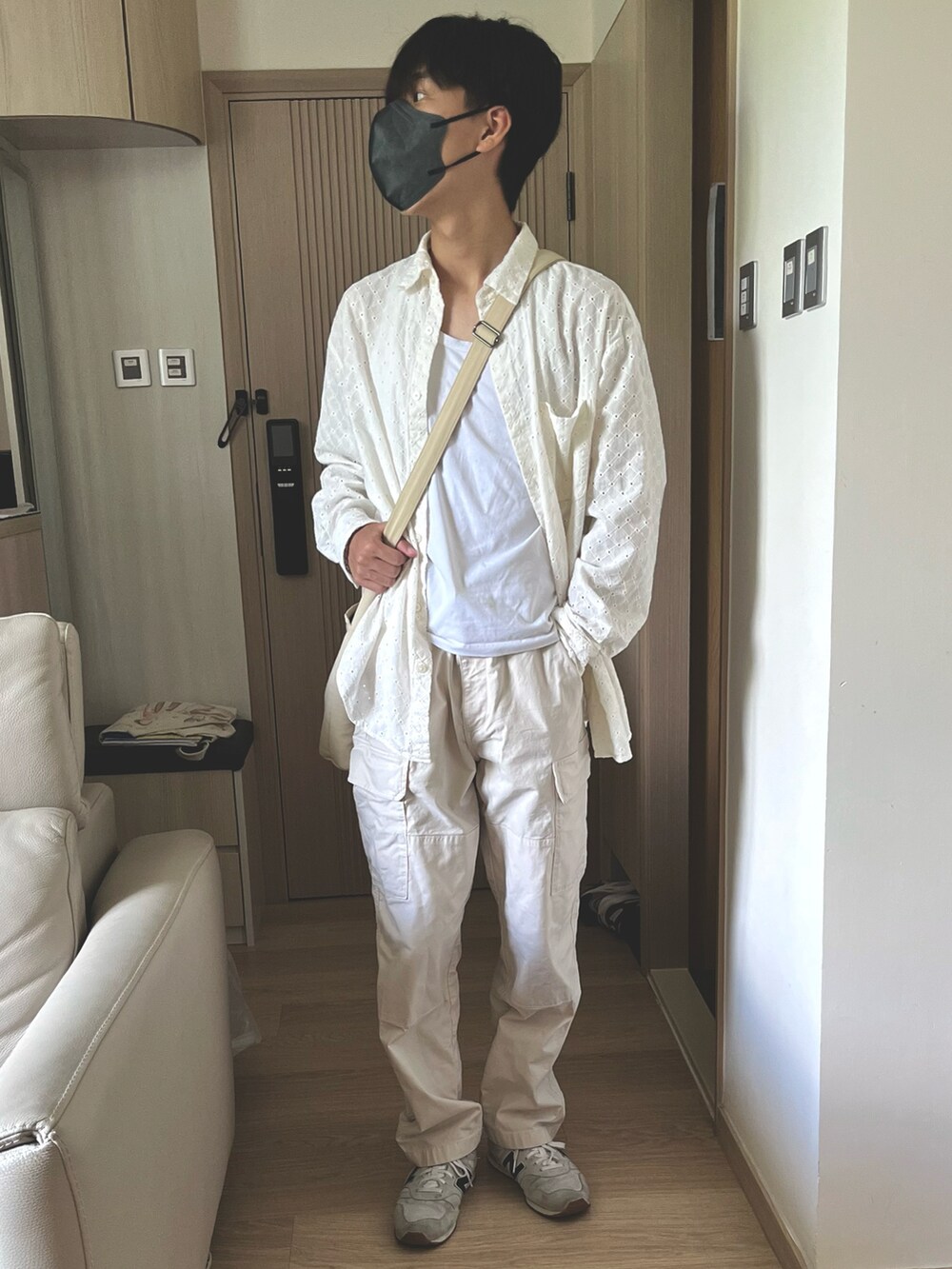 ホワイト系のチノパンツ、ベージュ系のスニーカー、ホワイト系のテーラードジャケットを着用したメンズの秋コーディネートの3枚目の写真