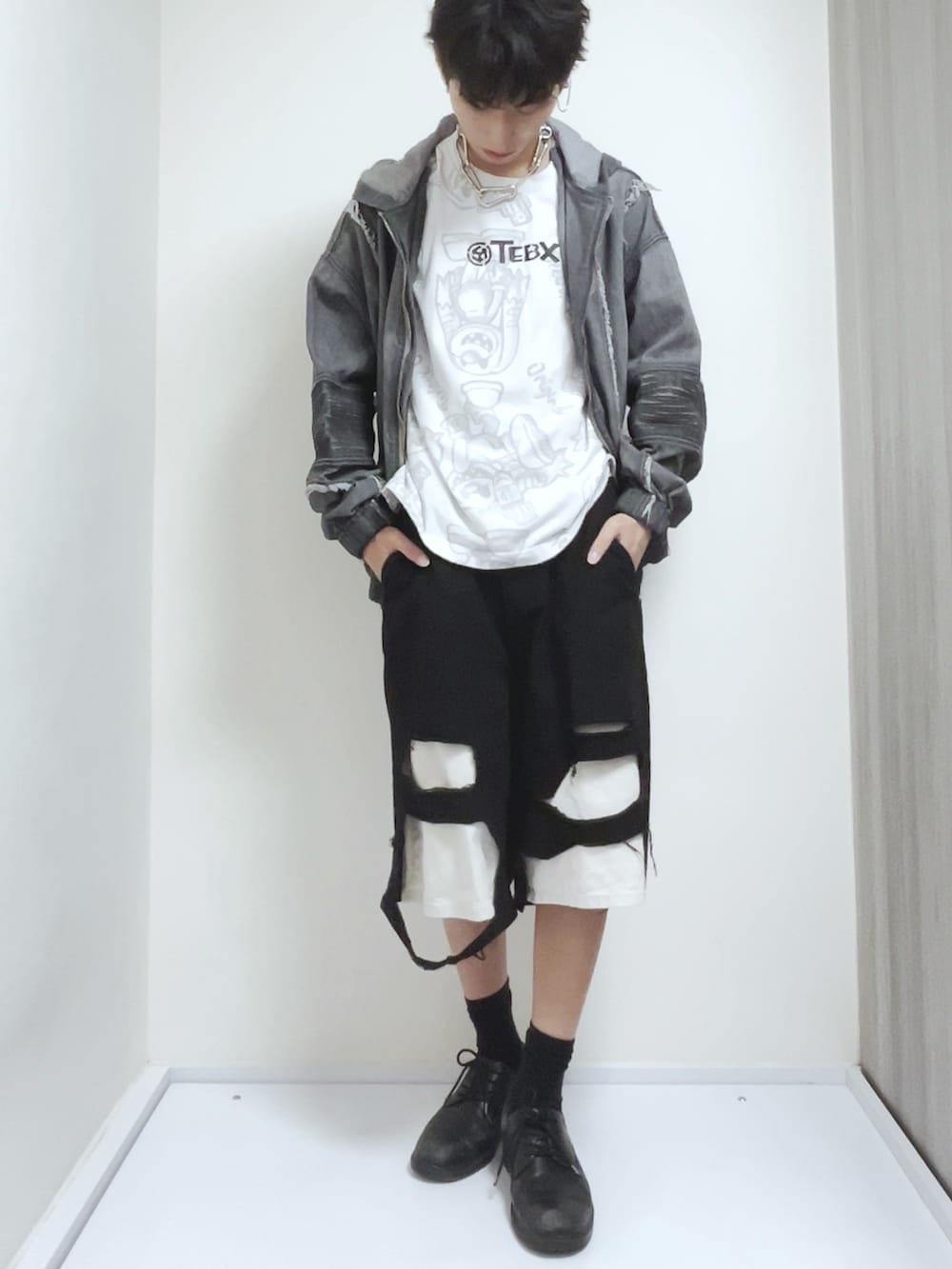 グレー系のブルゾン、その他のその他パンツ、ブラック系のドレスシューズを着用したメンズの秋コーディネートの3枚目の写真