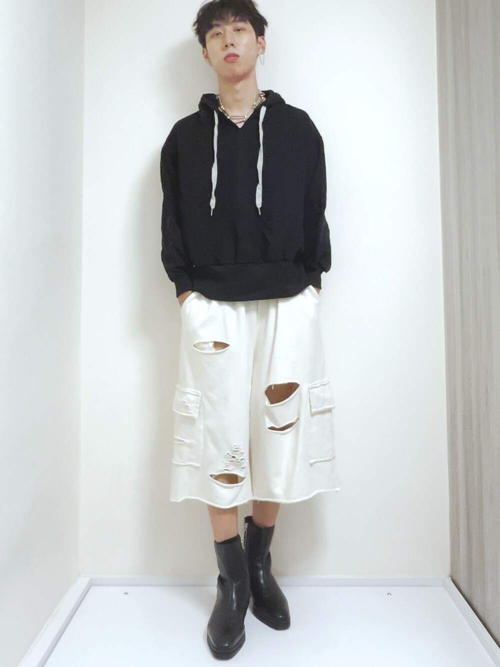 ホワイト系のその他パンツ、ブラック系のブーツ、ホワイト系のその他を着用したメンズの秋コーディネートの2枚目の写真