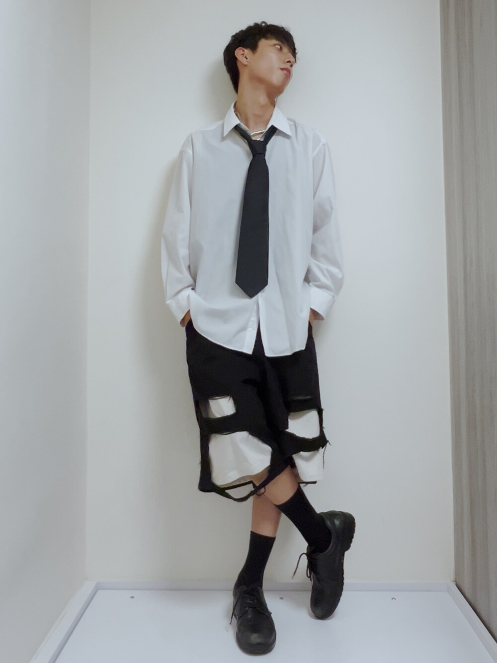 ブラック系のドレスシューズ、その他のその他パンツ、ホワイト系のテーラードジャケットを着用したメンズの秋コーディネートの2枚目の写真