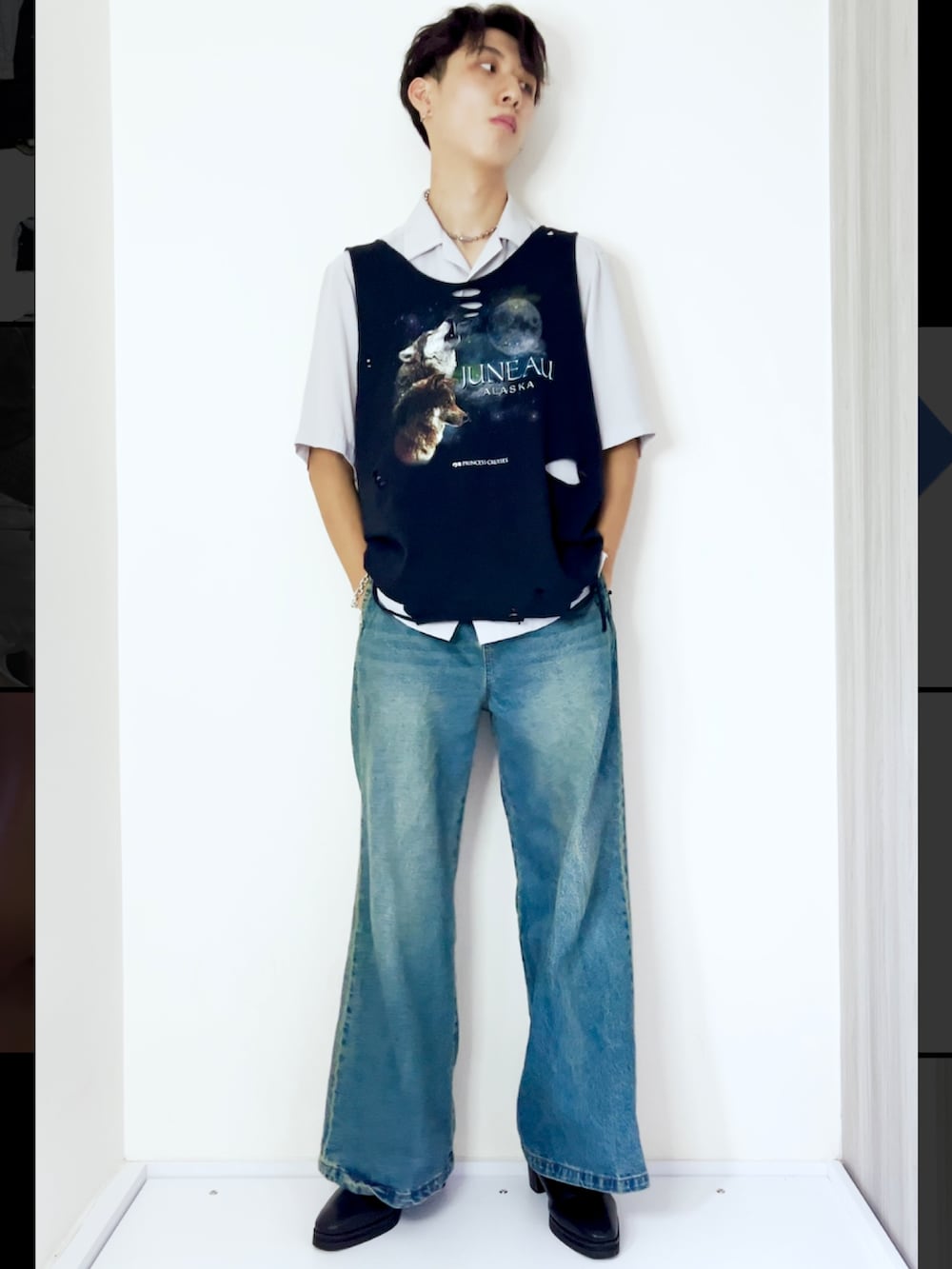 ブルー系のデニムパンツ、ブラック系のブーツ、ブラック系のベストを着用したメンズの夏コーディネートの2枚目の写真