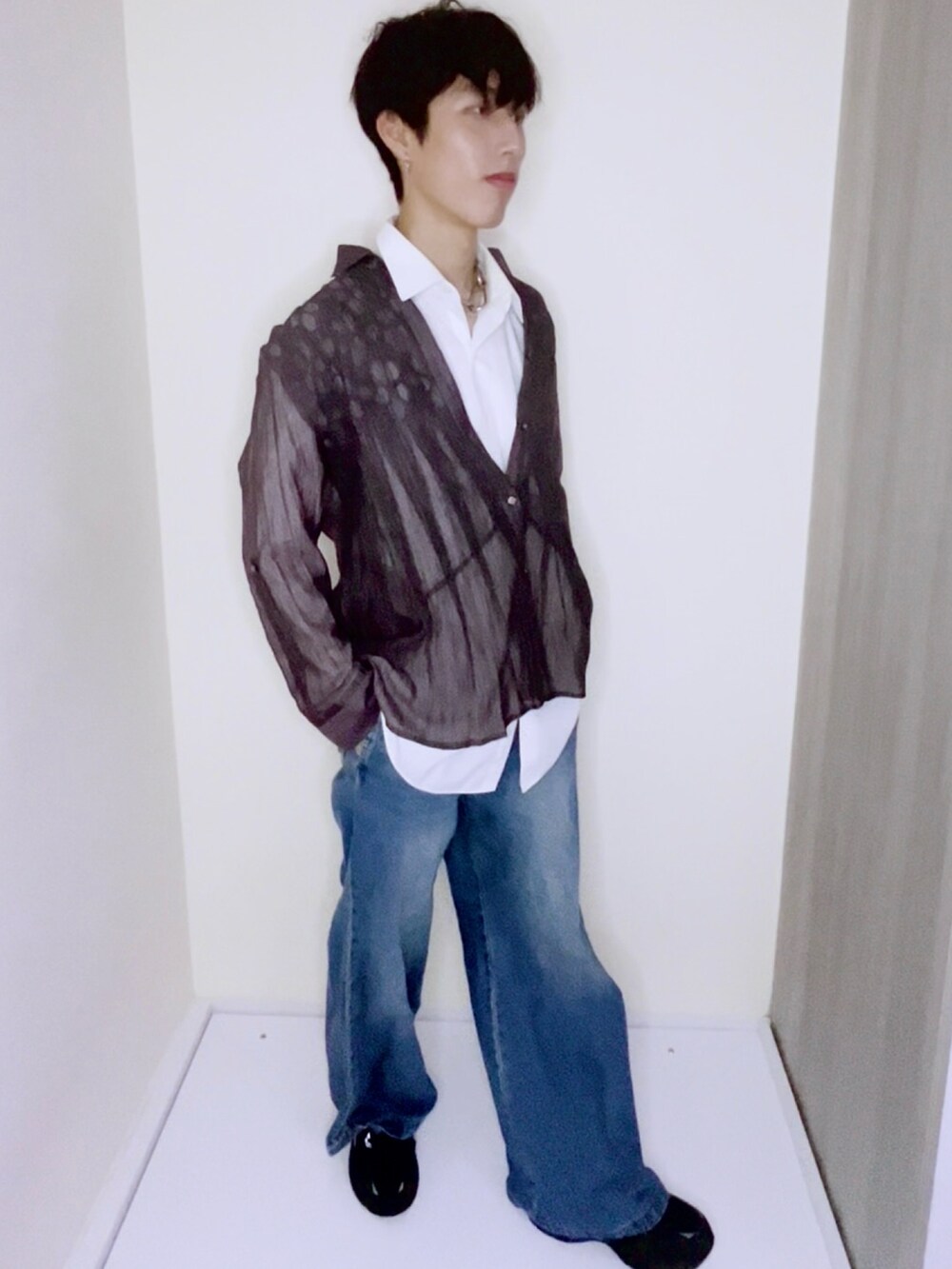 ブルー系のデニムパンツ、ブラック系のスニーカー、パープル系のシャツ/ブラウスを着用したメンズの秋コーディネートの3枚目の写真