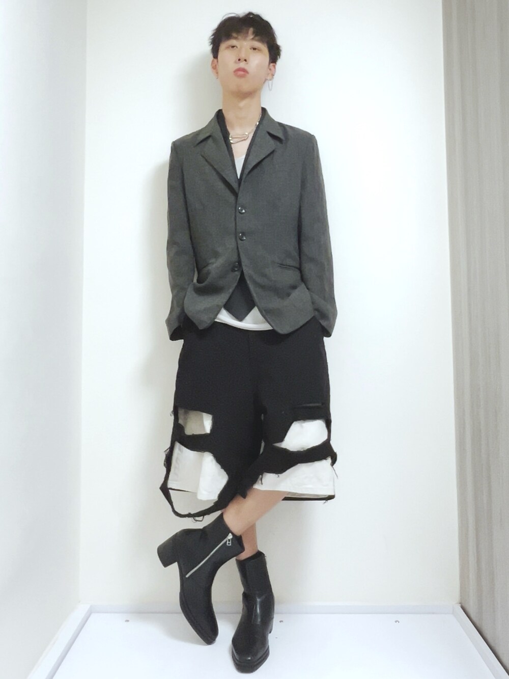 その他のその他パンツ、ブラック系のブーツ、ホワイト系のその他アンダーウェア/インナーを着用したメンズの秋コーディネートの2枚目の写真