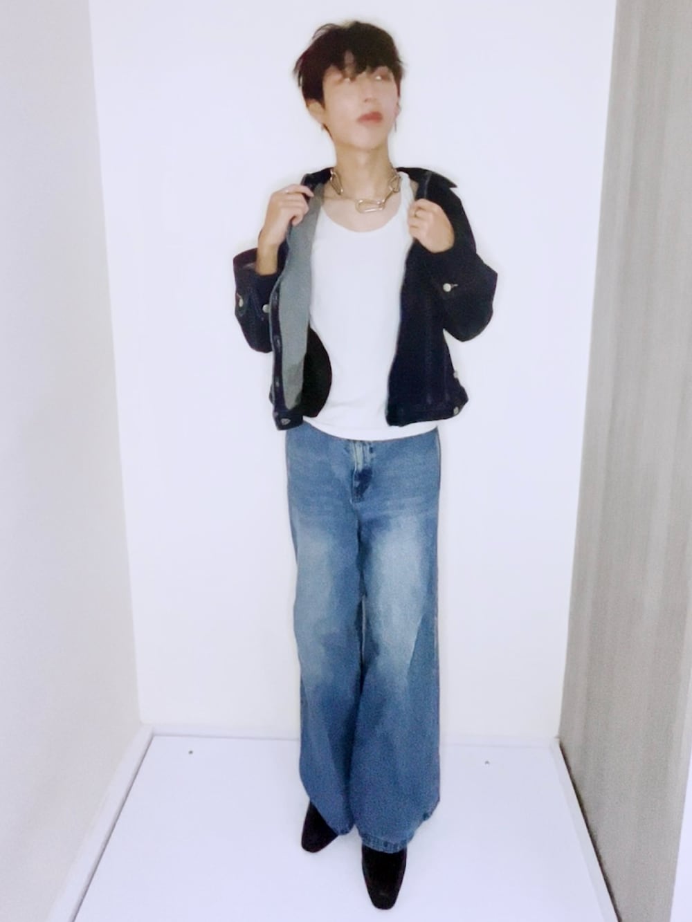 ブルー系のデニムパンツ、ブラック系のブーツ、ブルー系のデニムジャケットを着用したメンズの秋コーディネートの2枚目の写真