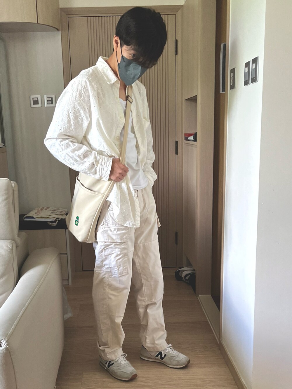 ホワイト系のチノパンツ、ベージュ系のスニーカー、ホワイト系のテーラードジャケットを着用したメンズの秋コーディネートの4枚目の写真