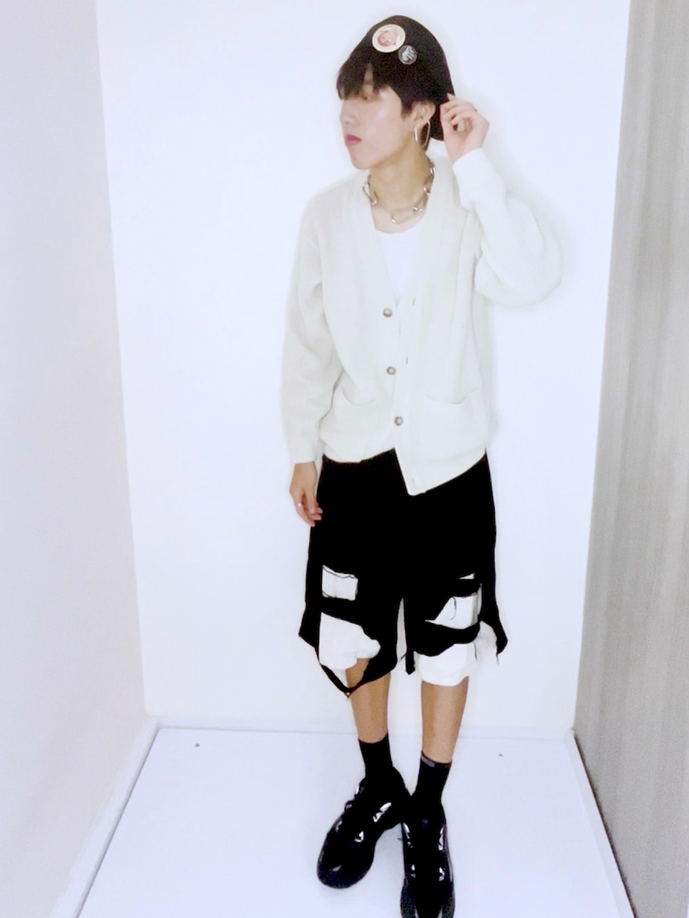 ホワイト系のカーディガン/ボレロ、その他のその他パンツ、ブラック系のスニーカーを着用したメンズの秋コーディネートの3枚目の写真