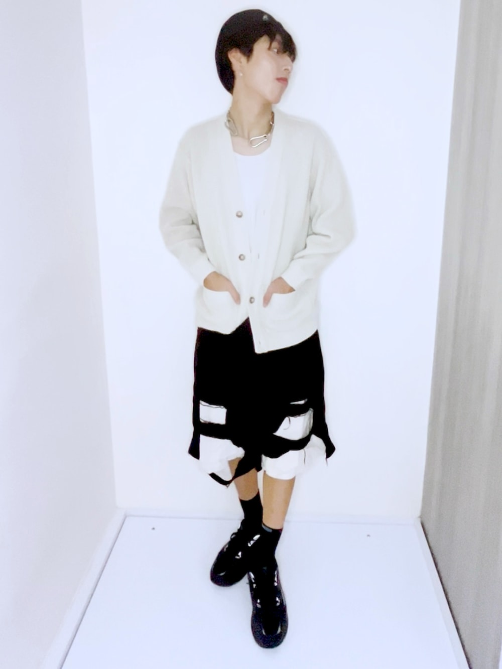 ホワイト系のカーディガン/ボレロ、その他のその他パンツ、ブラック系のスニーカーを着用したメンズの秋コーディネートの2枚目の写真