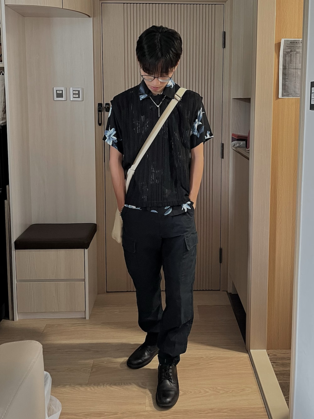 ブラック系のチノパンツ、ブラック系のドレスシューズを着用したメンズの秋コーディネートの2枚目の写真