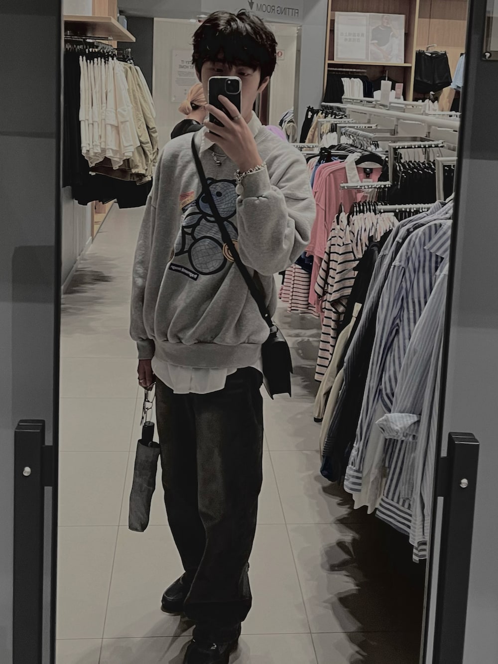 ブラック系のスニーカー、ホワイト系のテーラードジャケット、ブラック系のショルダーバッグを着用したメンズの春コーディネートの2枚目の写真