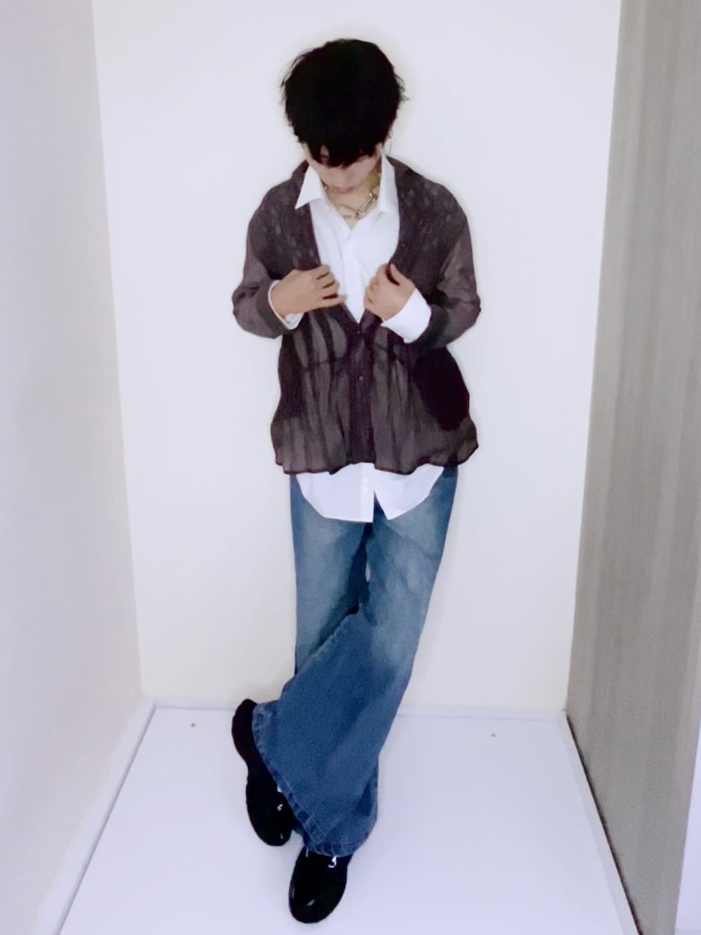 ブルー系のデニムパンツ、ブラック系のスニーカー、パープル系のシャツ/ブラウスを着用したメンズの秋コーディネートの2枚目の写真