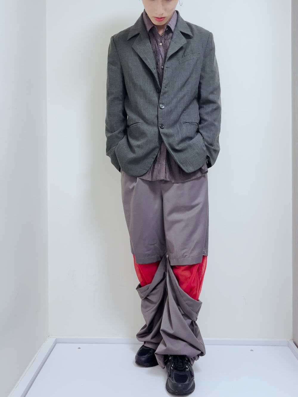 パープル系のシャツ/ブラウス、グレー系のスラックス、ブラック系のスニーカーを着用したメンズの秋コーディネートの2枚目の写真