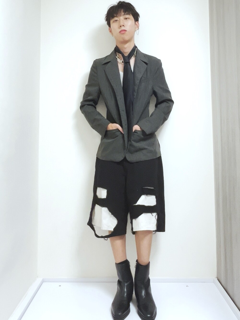 その他のその他パンツ、ブラック系のブーツ、ホワイト系のその他アンダーウェア/インナーを着用したメンズの秋コーディネートの3枚目の写真