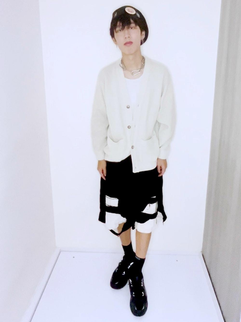 ホワイト系のカーディガン/ボレロ、その他のその他パンツ、ブラック系のスニーカーを着用したメンズの秋コーディネートの4枚目の写真