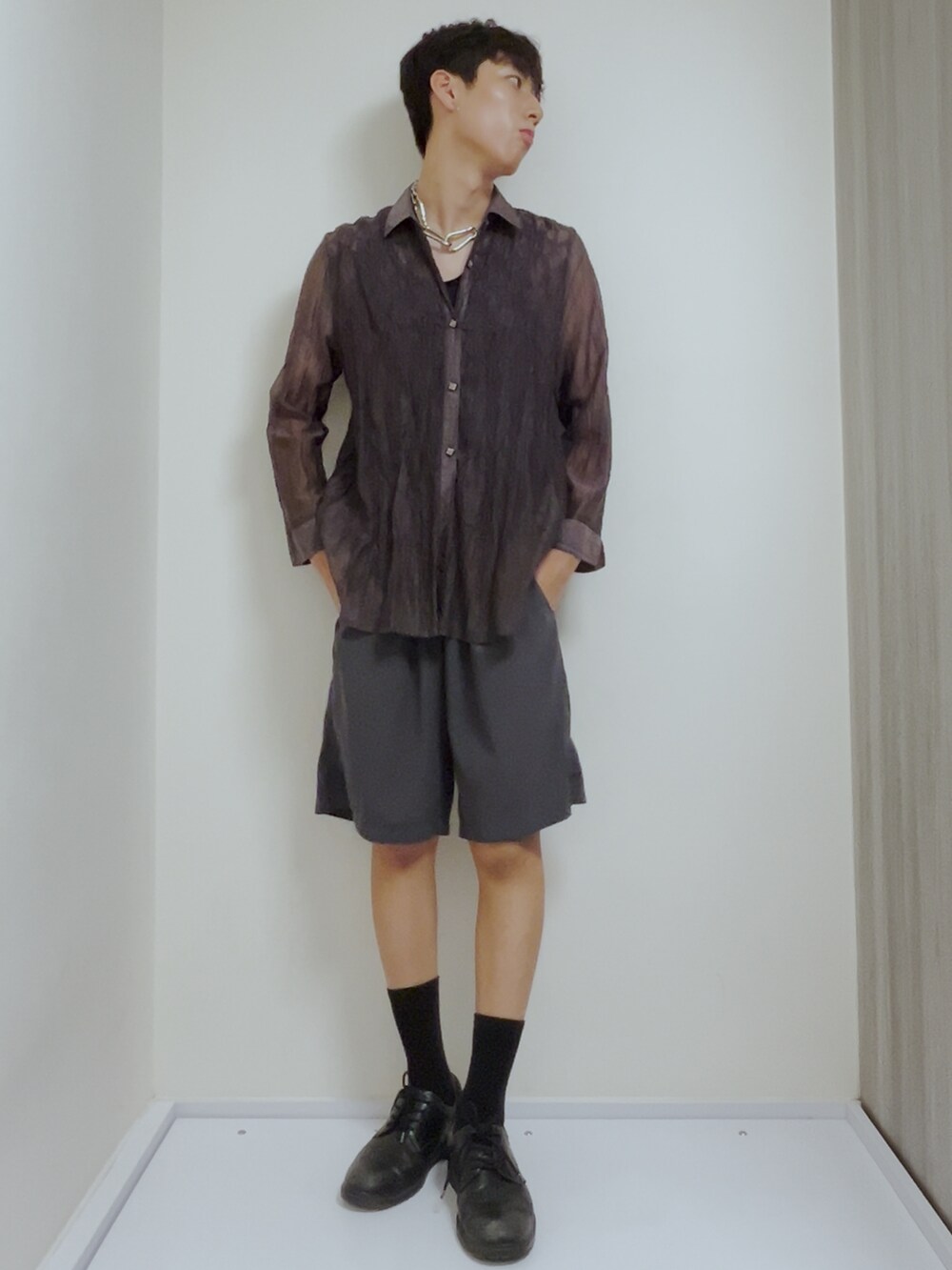 パープル系のシャツ/ブラウス、ブラック系のドレスシューズ、ホワイト系のその他を着用したメンズの秋コーディネートの2枚目の写真