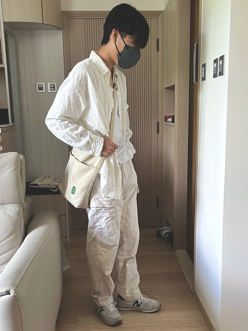 ホワイト系のチノパンツ、ベージュ系のスニーカー、ホワイト系のテーラードジャケットを着用したメンズの秋コーディネートの2枚目の写真