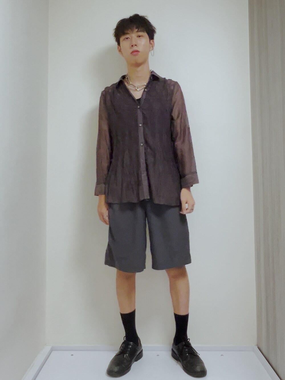 パープル系のシャツ/ブラウス、ブラック系のドレスシューズ、ホワイト系のその他を着用したメンズの秋コーディネートの3枚目の写真