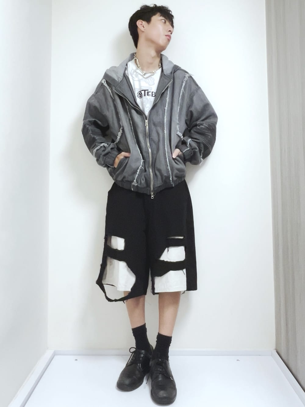 グレー系のブルゾン、その他のその他パンツ、ブラック系のドレスシューズを着用したメンズの秋コーディネートの2枚目の写真