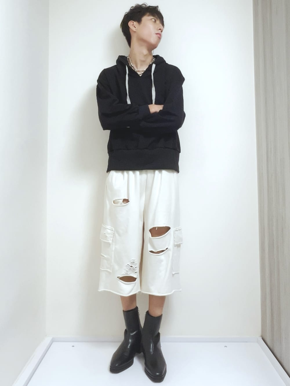 ホワイト系のその他パンツ、ブラック系のブーツ、ホワイト系のその他を着用したメンズの秋コーディネートの3枚目の写真