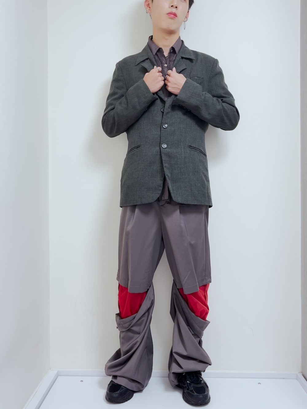 パープル系のシャツ/ブラウス、グレー系のスラックス、ブラック系のスニーカーを着用したメンズの秋コーディネートの3枚目の写真