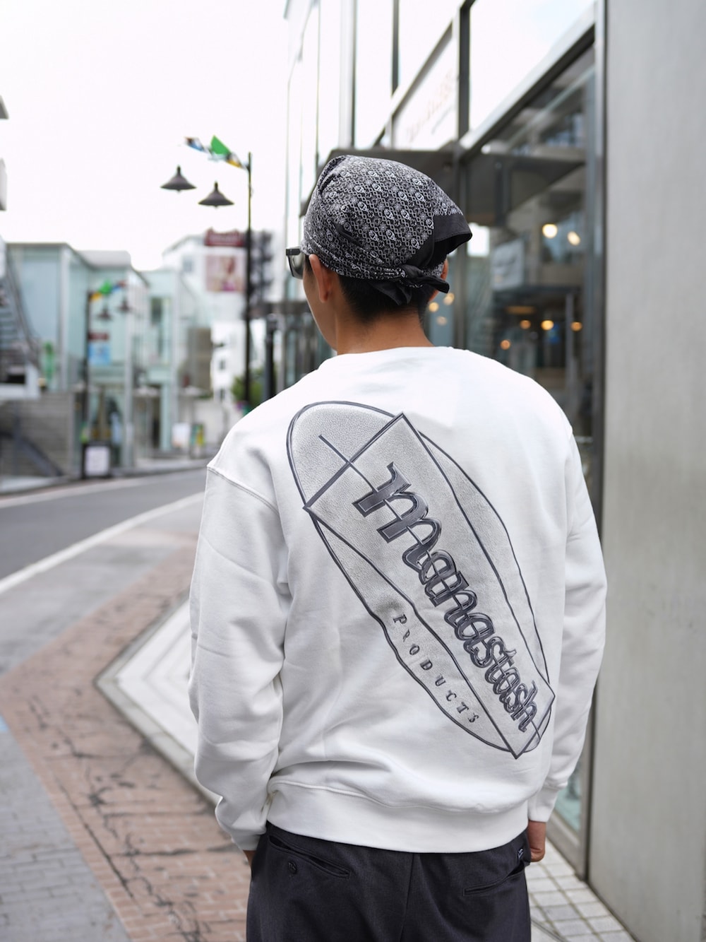 ホワイト系のスウェット、グレー系のスラックス、ブラック系のローファーを着用したメンズの秋コーディネートの5枚目の写真