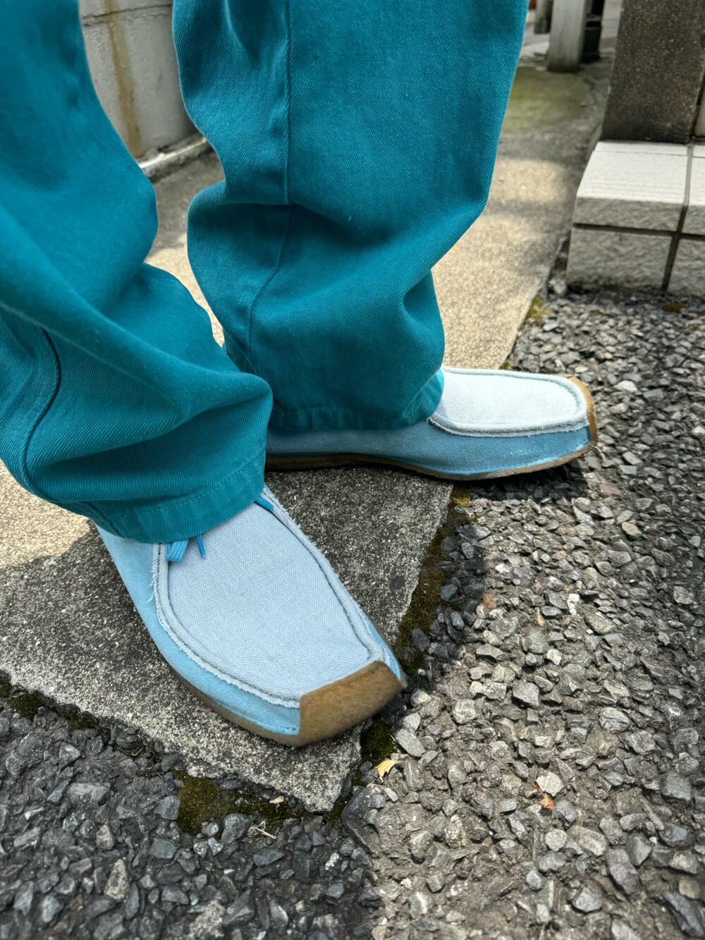 ホワイト系のTシャツ/カットソー、ブルー系のその他パンツ、ブルー系のシューズを着用したメンズの夏コーディネートの5枚目の写真