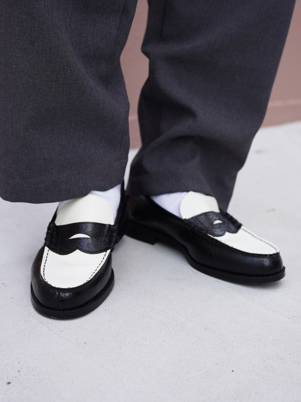 ホワイト系のスウェット、グレー系のスラックス、ブラック系のローファーを着用したメンズの秋コーディネートの10枚目の写真