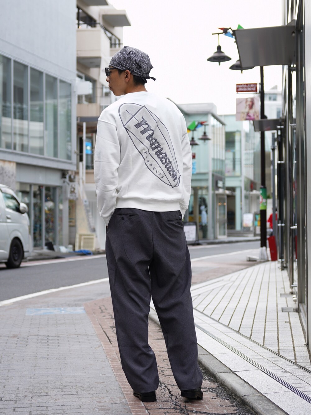 ホワイト系のスウェット、グレー系のスラックス、ブラック系のローファーを着用したメンズの秋コーディネートの3枚目の写真