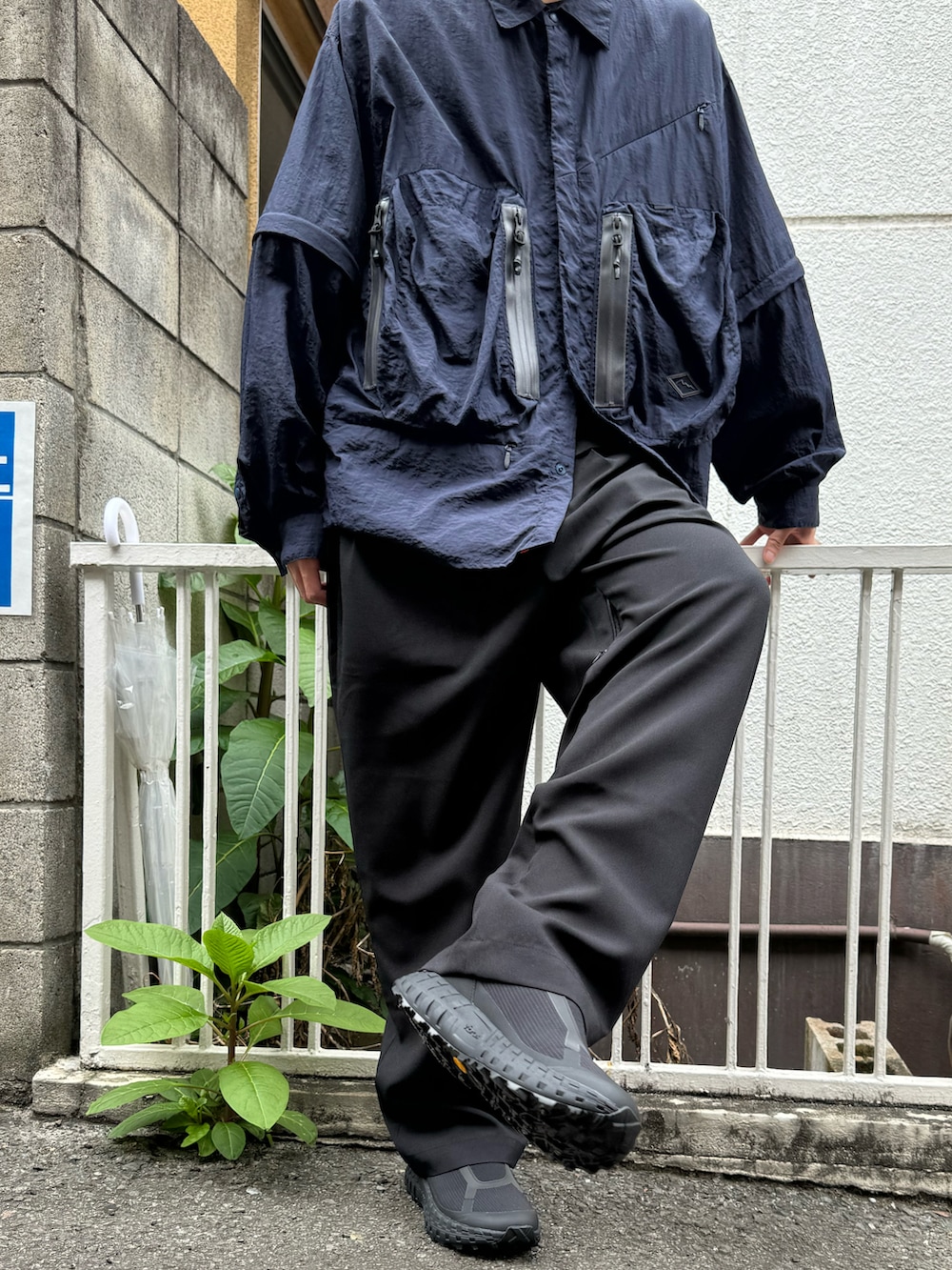 ブラック系のシャツ/ブラウス、ブラック系のその他パンツ、グレー系のサングラスを着用したメンズの春コーディネートの4枚目の写真