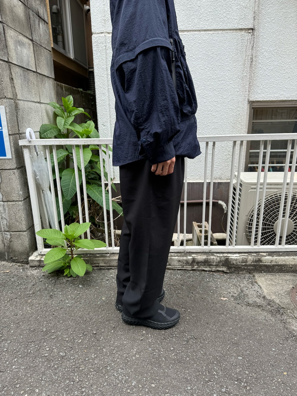 ブラック系のシャツ/ブラウス、ブラック系のその他パンツ、グレー系のサングラスを着用したメンズの春コーディネートの3枚目の写真