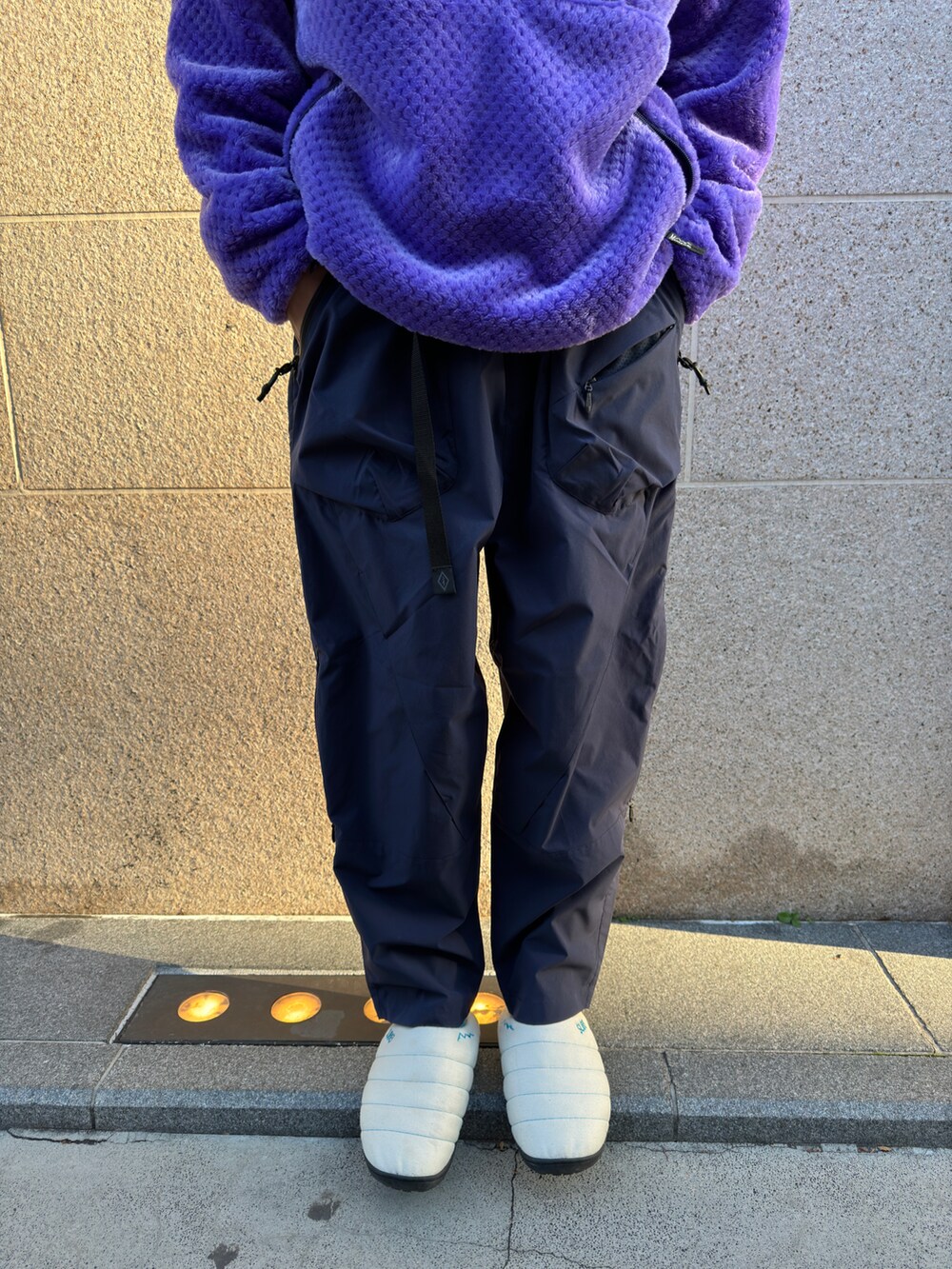 パープル系のブルゾン、ブラック系のその他パンツ、ブラック系のシューズを着用したメンズの冬コーディネートの4枚目の写真