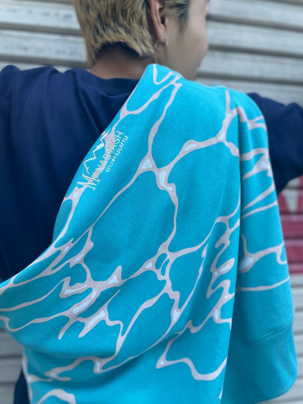 ブルー系のスウェット、ブルー系のTシャツ/カットソー、ブルー系のスウェットパンツを着用したメンズの秋コーディネートの4枚目の写真