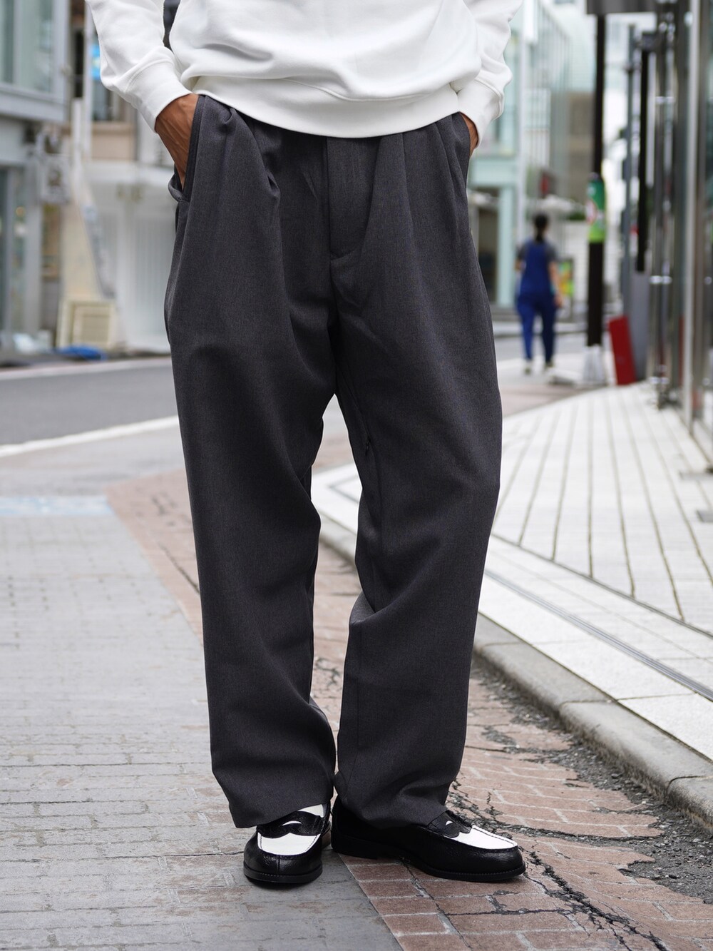 ホワイト系のスウェット、グレー系のスラックス、ブラック系のローファーを着用したメンズの秋コーディネートの7枚目の写真