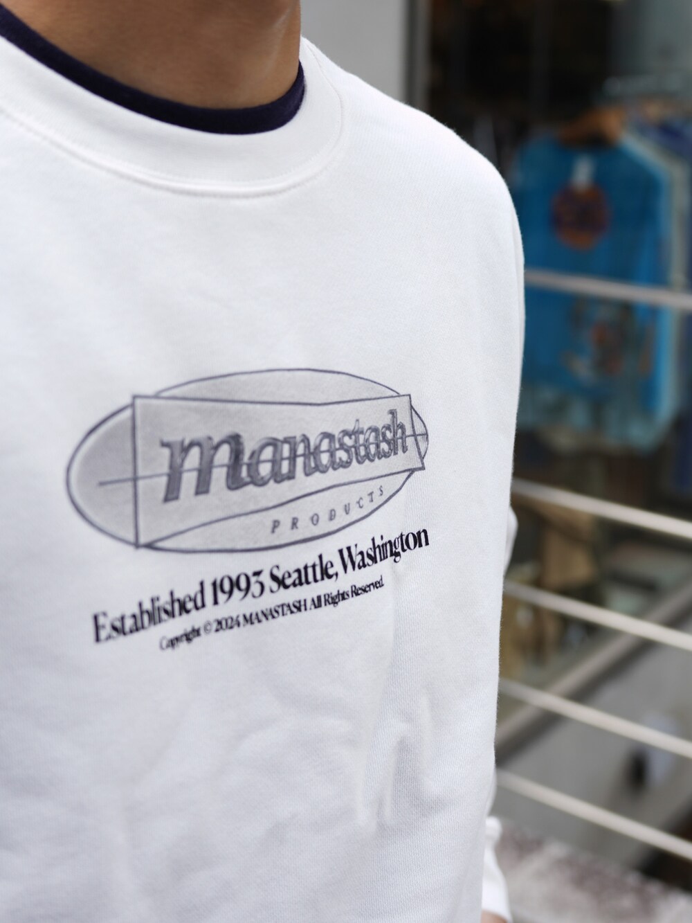 ホワイト系のスウェット、グレー系のスラックス、ブラック系のローファーを着用したメンズの秋コーディネートの6枚目の写真