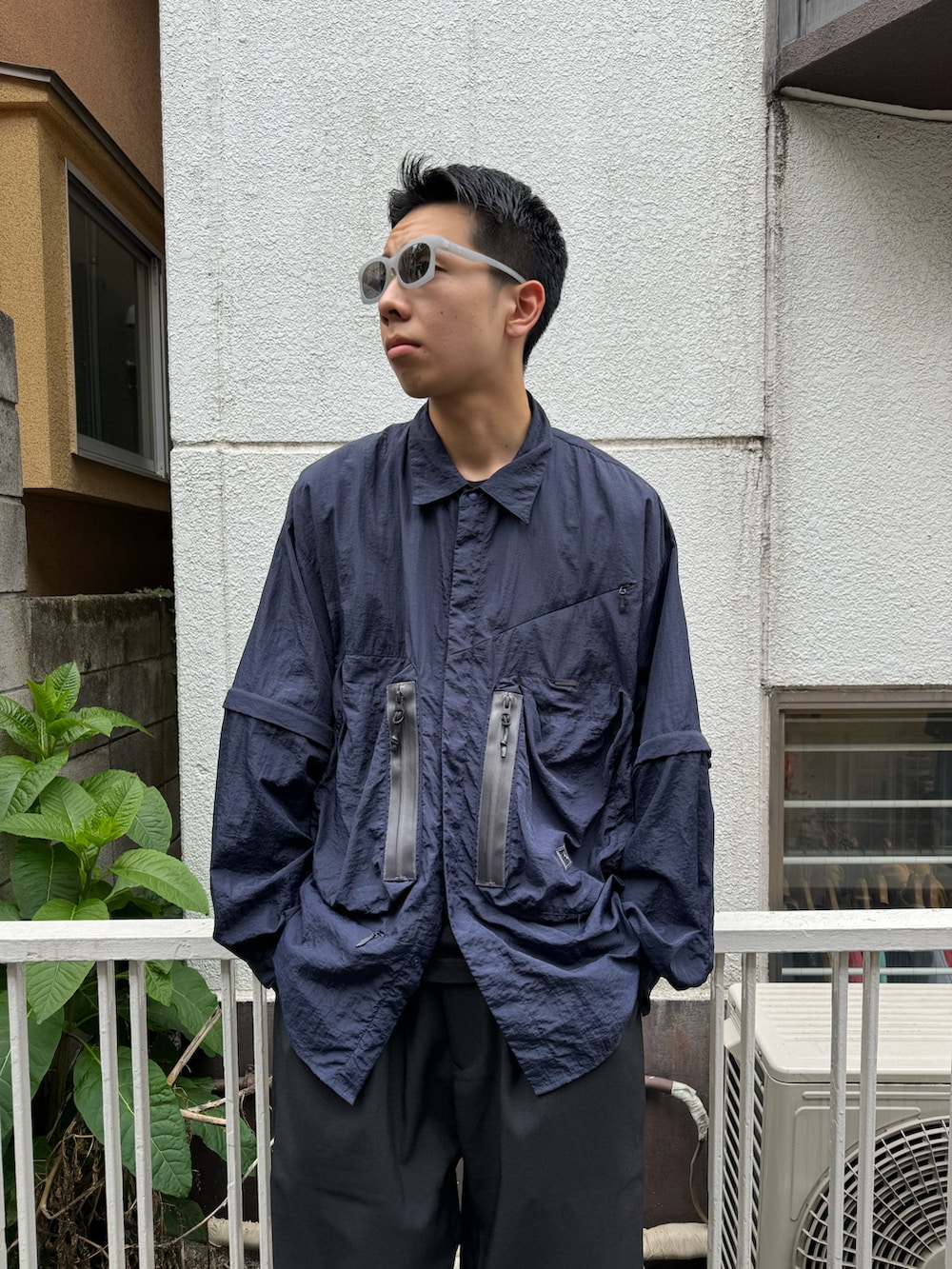 ブラック系のシャツ/ブラウス、ブラック系のその他パンツ、グレー系のサングラスを着用したメンズの春コーディネートの2枚目の写真