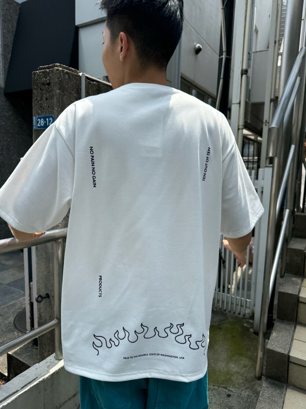 ホワイト系のTシャツ/カットソー、ブルー系のその他パンツ、ブルー系のシューズを着用したメンズの夏コーディネートの3枚目の写真