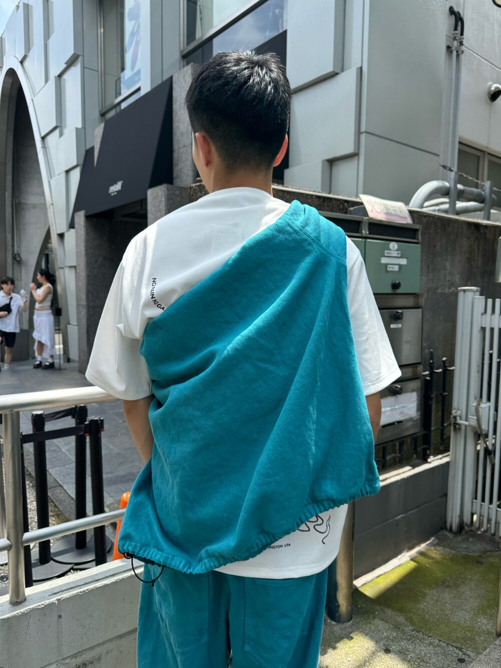 ホワイト系のTシャツ/カットソー、ブルー系のその他パンツ、ブルー系のシューズを着用したメンズの夏コーディネートの2枚目の写真
