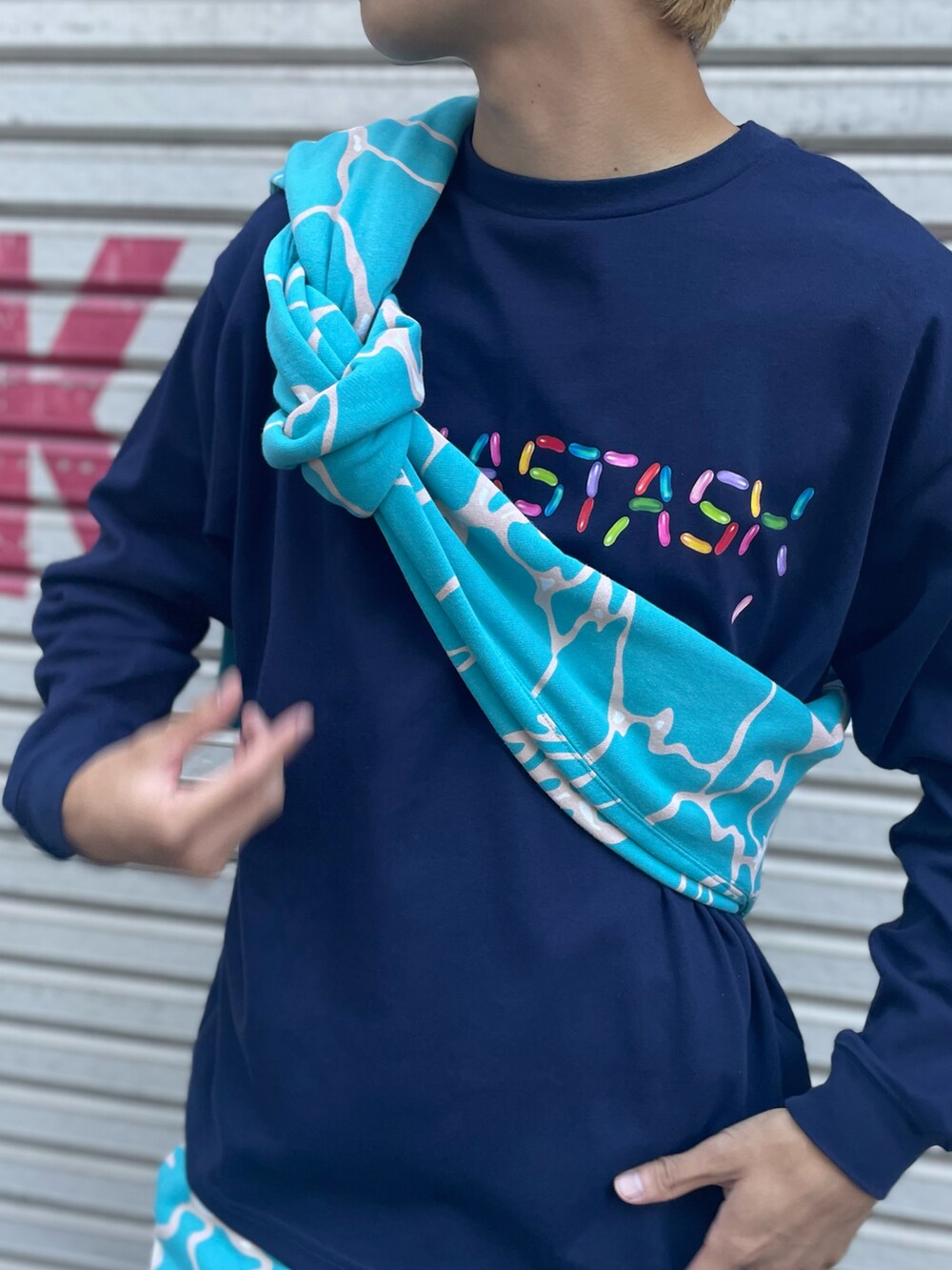 ブルー系のスウェット、ブルー系のTシャツ/カットソー、ブルー系のスウェットパンツを着用したメンズの秋コーディネートの3枚目の写真