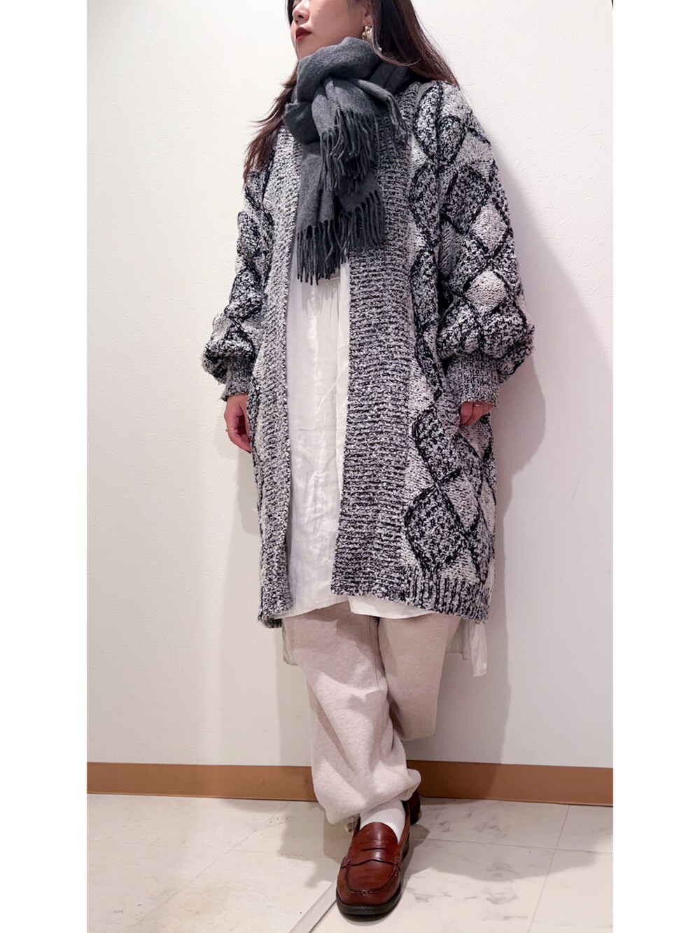 ホワイト系のワンピース、ベージュ系のスウェットパンツ、ブラウン系のローファーを着用したレディースの秋コーディネートの2枚目の写真