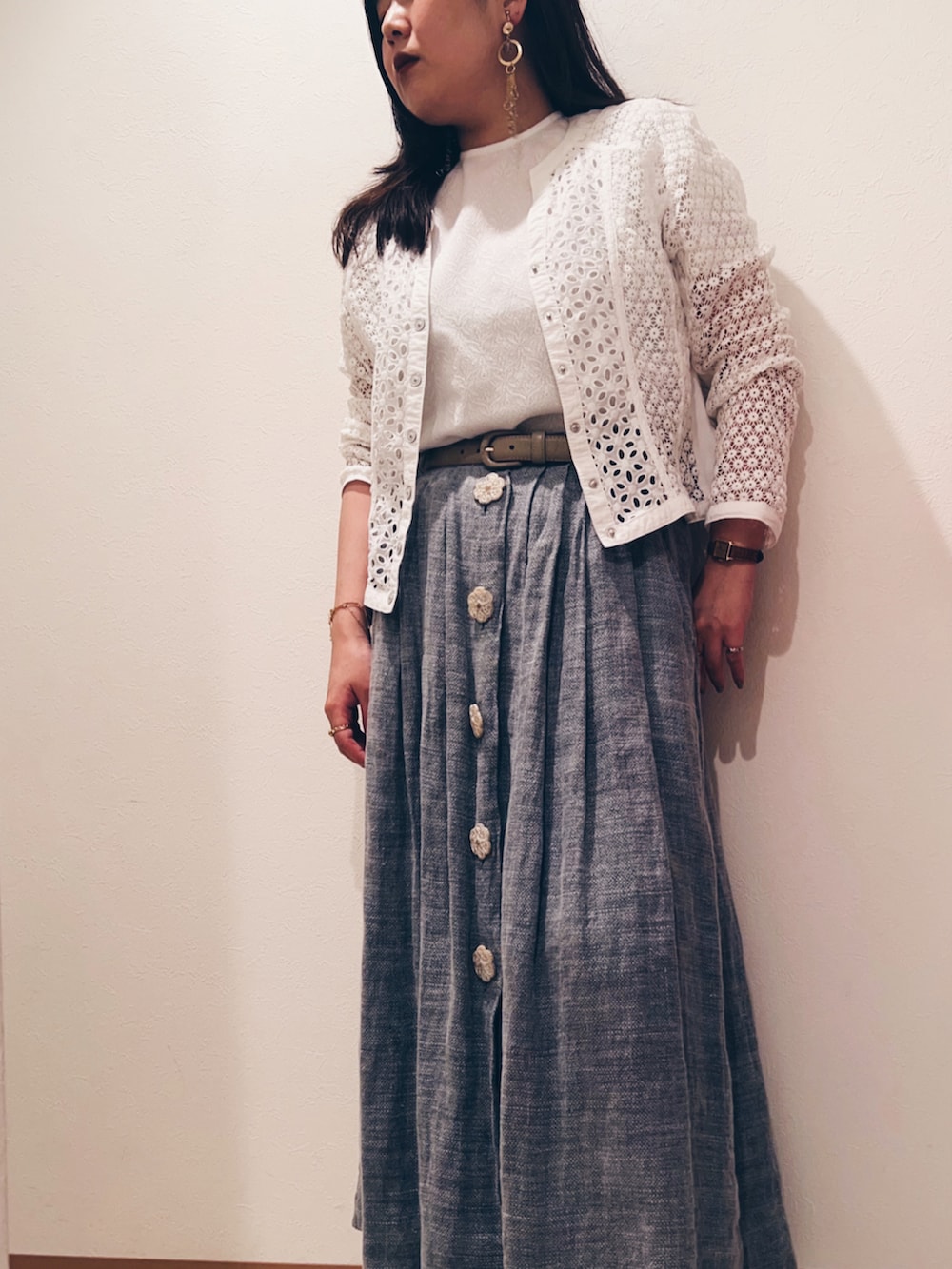 ホワイト系のTシャツ/カットソー、ブルー系のスカート、ゴールド系のイヤリングを着用したレディースの夏コーディネートの2枚目の写真