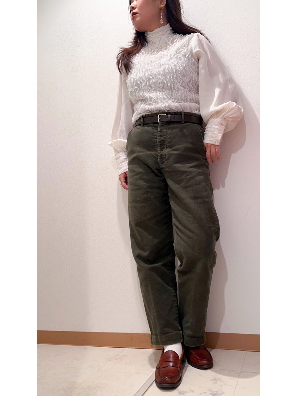 ブルー系のテーラードジャケット、ホワイト系のシャツ/ブラウス、グリーン系のその他パンツを着用したレディースの秋コーディネートの2枚目の写真
