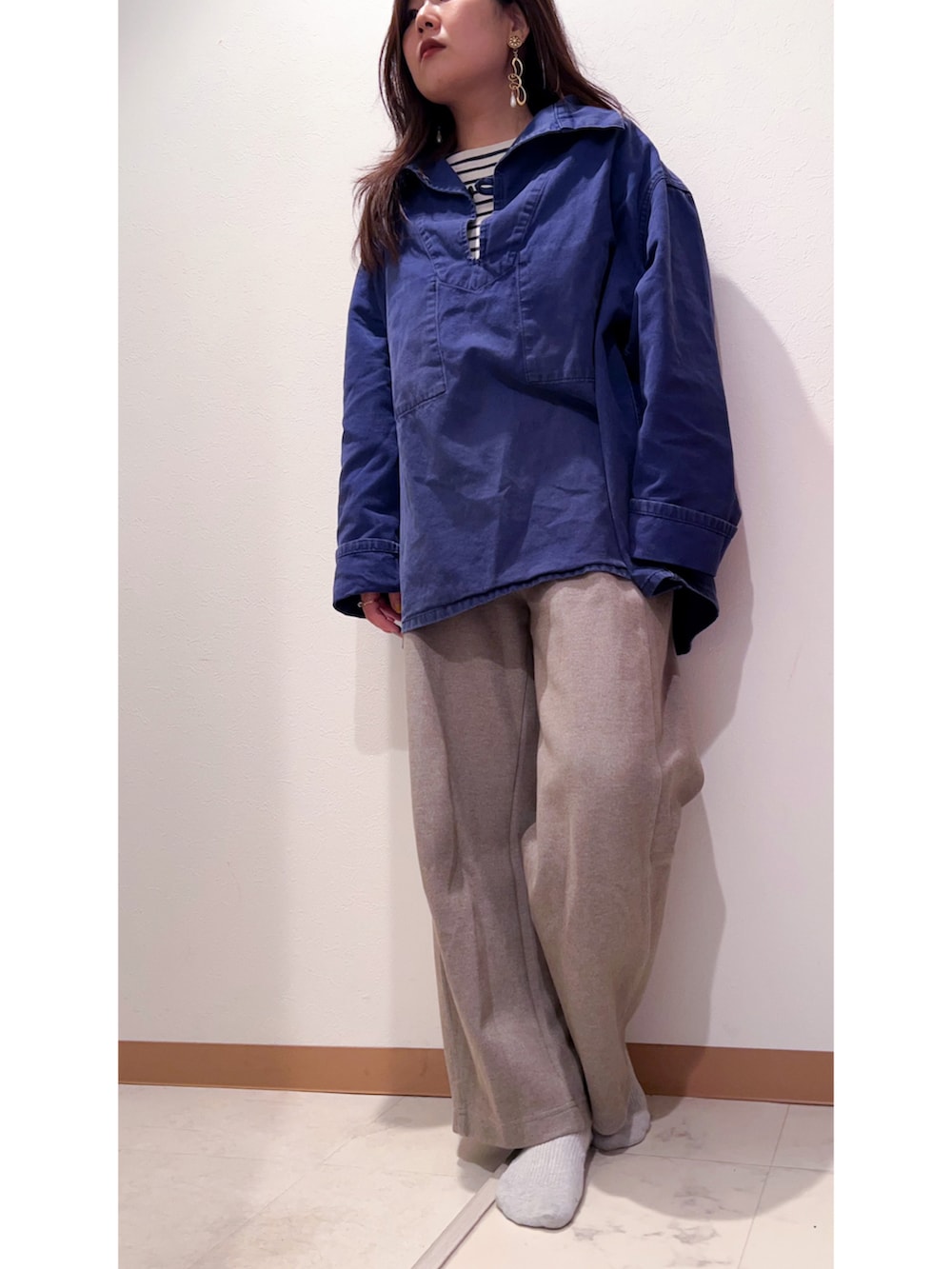 ブルー系のシャツ/ブラウス、ベージュ系のその他パンツを着用したレディースの秋コーディネートの2枚目の写真