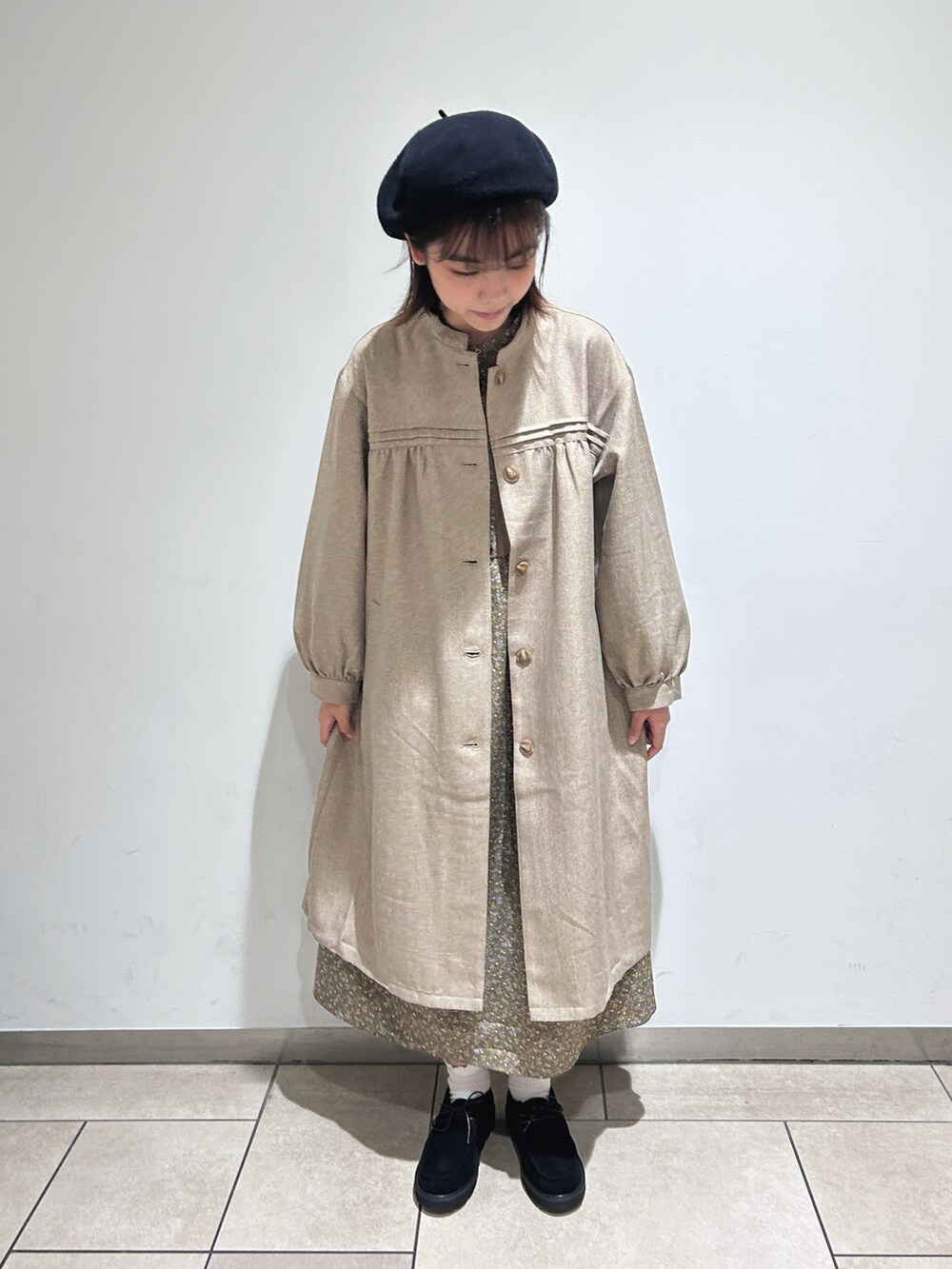 「ehka sopoのアイテム（ハンチング/ベレー帽、ブラック系）」を使った、木の実さん（レディース・163cm）の秋コーディネートの2枚目の写真