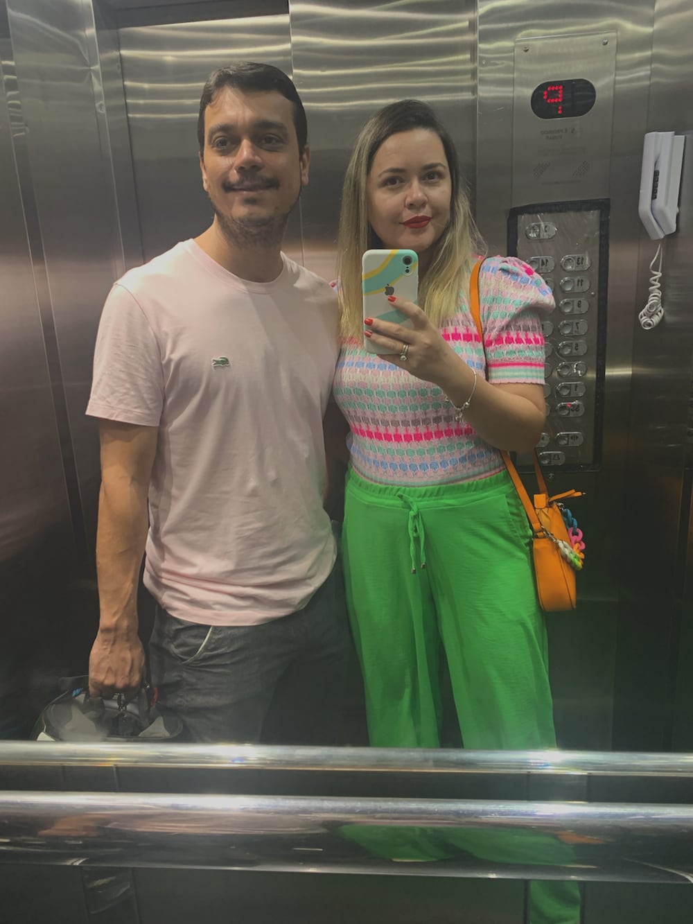 ブルー系のノーカラージャケット、オレンジ系のバッグ、ブルー系のメガネを着用したレディースの夏コーディネートの3枚目の写真