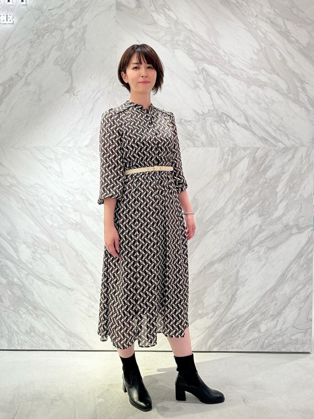 イエロー系のその他アウター、ブルー系のワンピース、ホワイト系のハンドバッグを着用したレディースの秋コーディネートの7枚目の写真