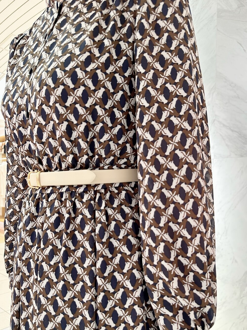 イエロー系のその他アウター、ブルー系のワンピース、ホワイト系のハンドバッグを着用したレディースの秋コーディネートの8枚目の写真