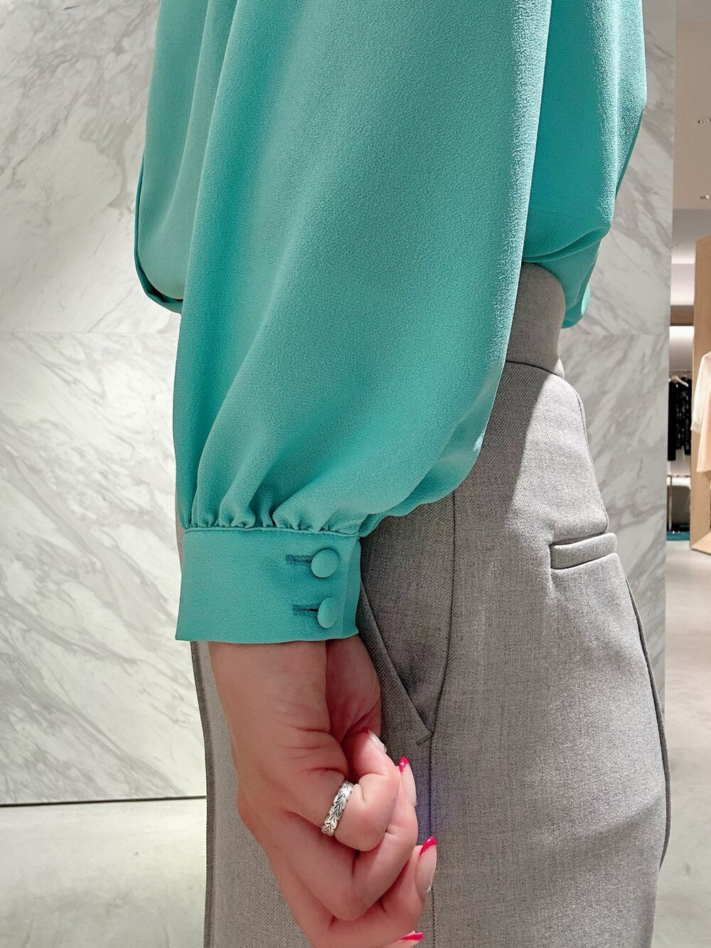 「ジャケット、グリーン、きれいめカジュアル、パンツスタイル、アナイ(ANAYI)、カラー×コーデ、アナイラプラス」｜「ANAYIのミックスツイードロングノーカラー ジャケット（ノーカラージャケット、ホワイト系）」を使った、Miura.yさん（レディース・168cm）の冬コーディネートの9枚目の写真