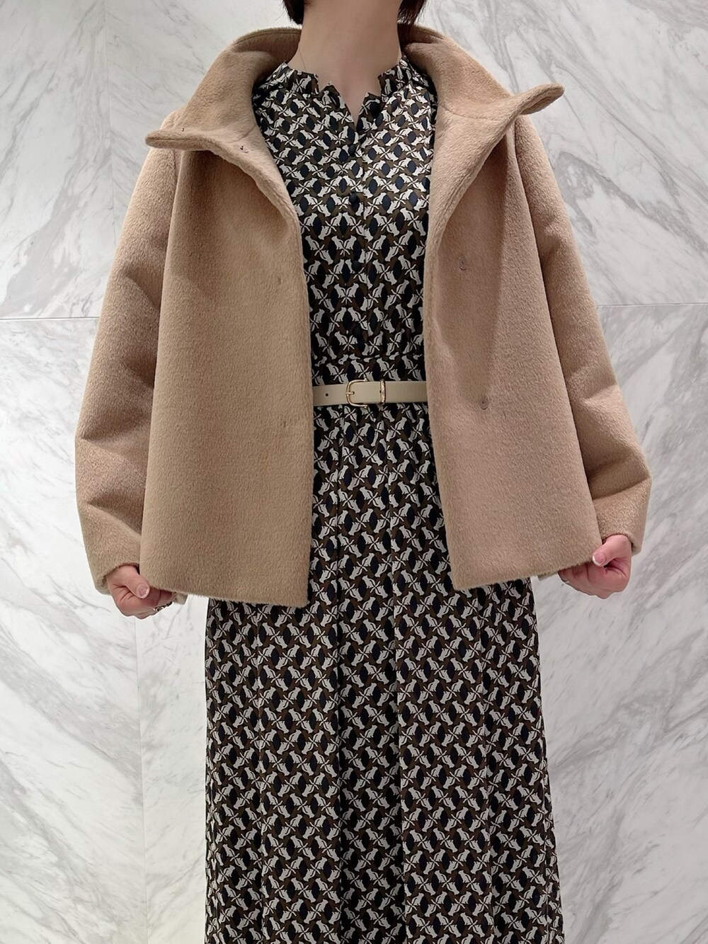 イエロー系のその他アウター、ブルー系のワンピース、ホワイト系のハンドバッグを着用したレディースの秋コーディネートの5枚目の写真