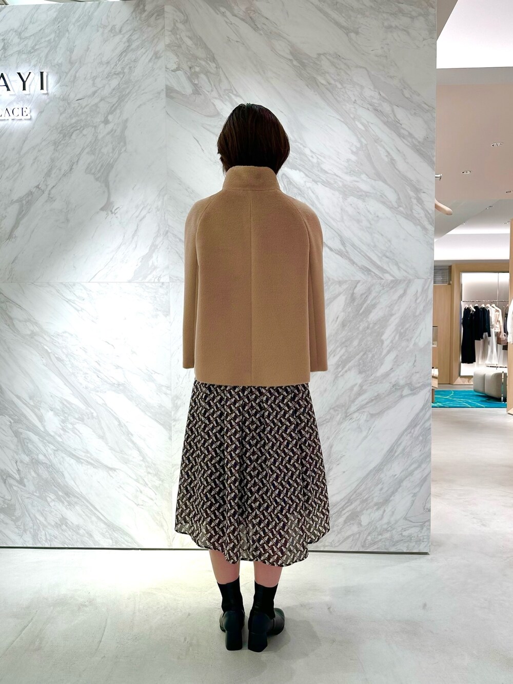 イエロー系のその他アウター、ブルー系のワンピース、ホワイト系のハンドバッグを着用したレディースの秋コーディネートの4枚目の写真