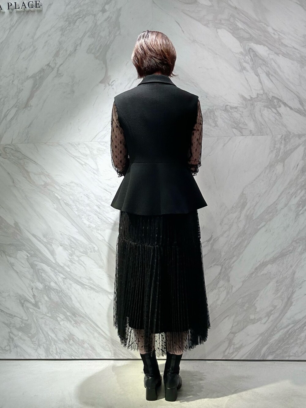 ブラック系のベスト、ブラック系のシャツ/ブラウス、ブラック系のスカートを着用したレディースの秋コーディネートの3枚目の写真