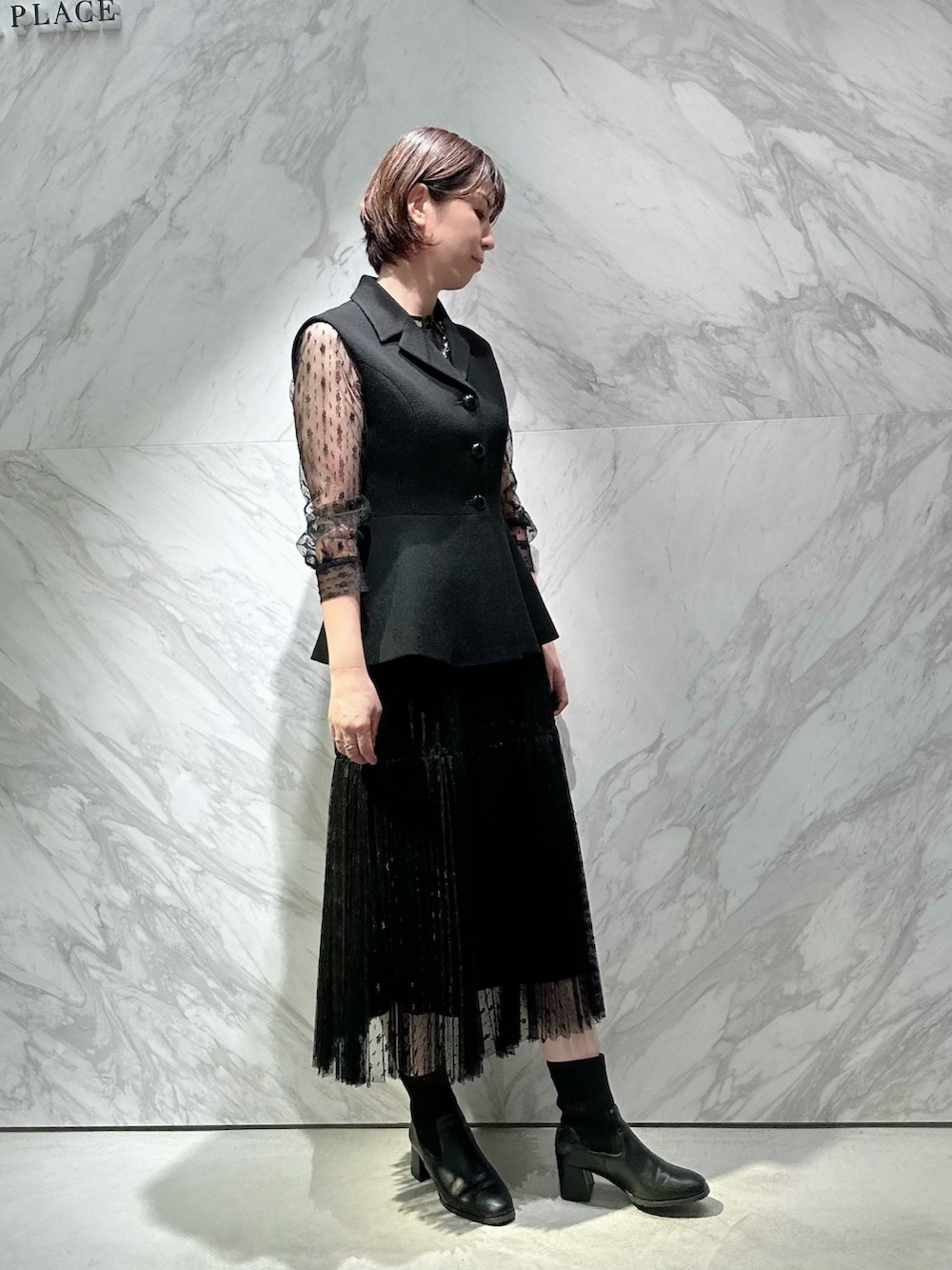 ブラック系のベスト、ブラック系のシャツ/ブラウス、ブラック系のスカートを着用したレディースの秋コーディネートの4枚目の写真